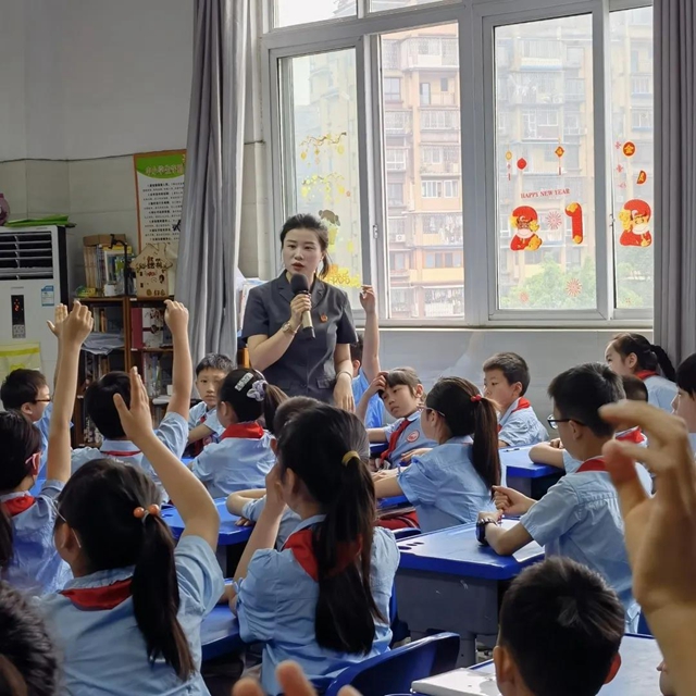 江阳法院小姐姐化身“法治副校长” ，让法治阳光洒满校园(图3)