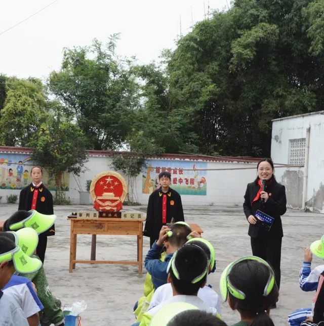 江阳法院小姐姐化身“法治副校长” ，让法治阳光洒满校园(图11)