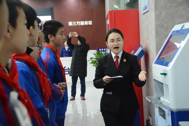 江阳法院小姐姐化身“法治副校长” ，让法治阳光洒满校园(图13)