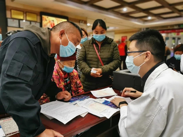 分秒“B”争，救治大脑 泸州市中医医院开展“世界卒中日”义诊科普宣传活动(图3)