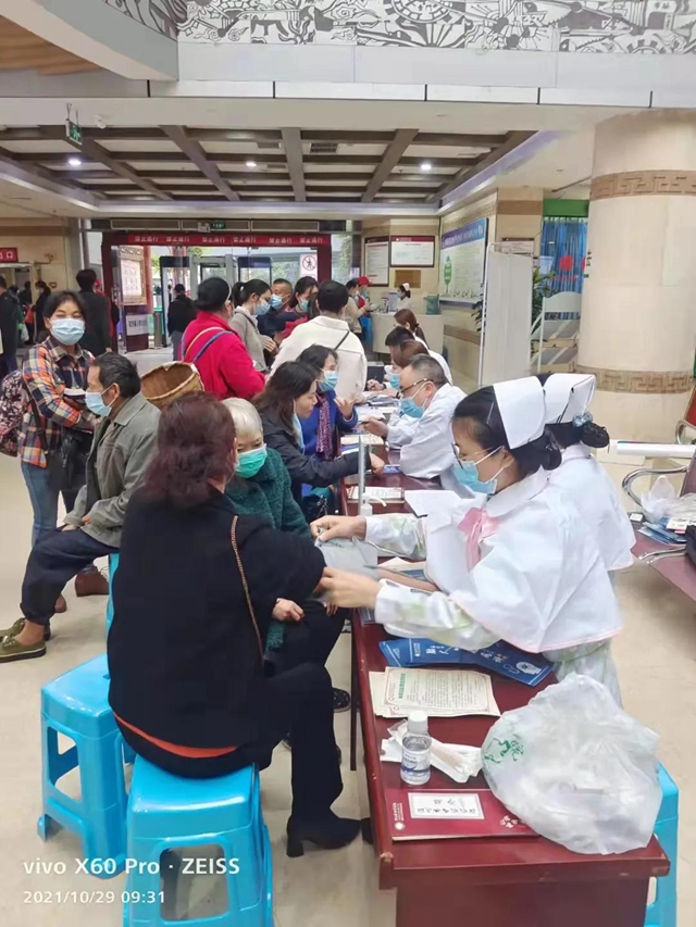 分秒“B”争，救治大脑 泸州市中医医院开展“世界卒中日”义诊科普宣传活动(图1)