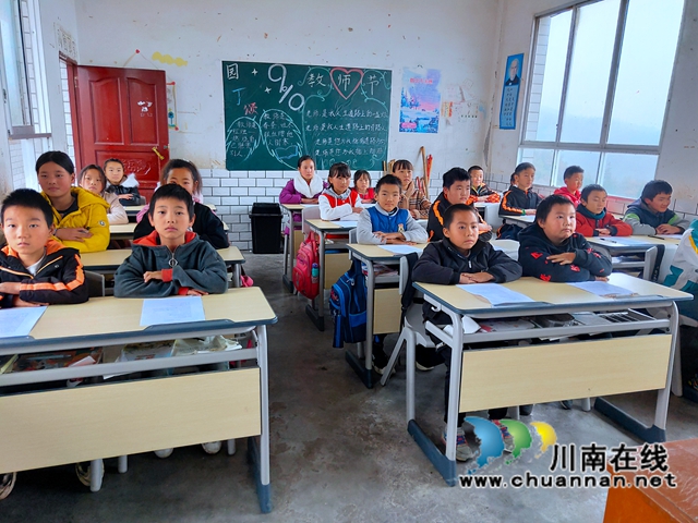 成都爱心人士向叙永县赤水镇中沙小学捐赠爱心课桌(图2) 成都爱心人士向叙永县赤水镇中沙小学捐赠爱心课桌(图2)