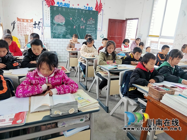 成都爱心人士向叙永县赤水镇中沙小学捐赠爱心课桌(图1) 成都爱心人士向叙永县赤水镇中沙小学捐赠爱心课桌(图1)