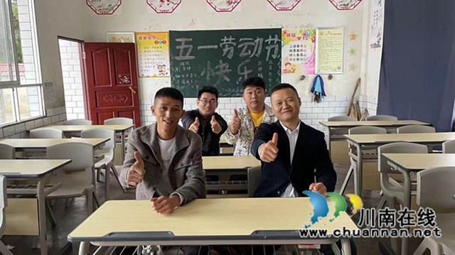 成都爱心人士向叙永县赤水镇中沙小学捐赠爱心课桌(图4) 成都爱心人士向叙永县赤水镇中沙小学捐赠爱心课桌(图4)