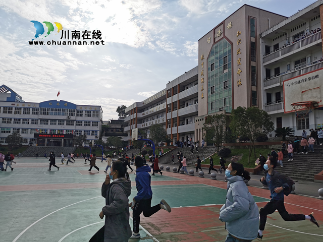 纳溪护国中学成功举行“11.9”消防应急疏散演练
