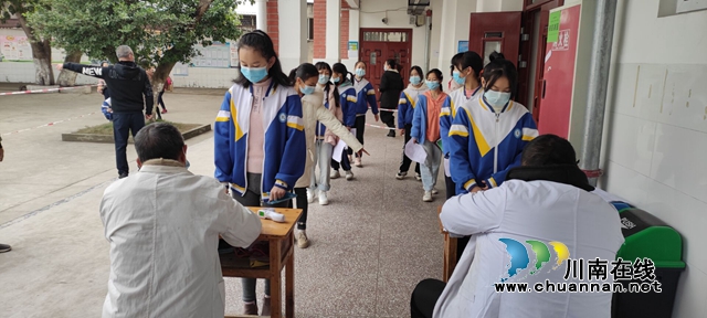 开设“校园专场”,护航“祖国花朵”!泸县得胜镇卫生院为3-11岁儿童接种新冠病毒疫苗(图1) 开设“校园专场”,护航“祖国花朵”!泸县得胜镇卫生院为3-11岁儿童接种新冠病毒疫苗(图1)