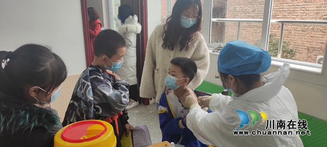 开设“校园专场”,护航“祖国花朵”!泸县得胜镇卫生院为3-11岁儿童接种新冠病毒疫苗(图2) 开设“校园专场”,护航“祖国花朵”!泸县得胜镇卫生院为3-11岁儿童接种新冠病毒疫苗(图2)