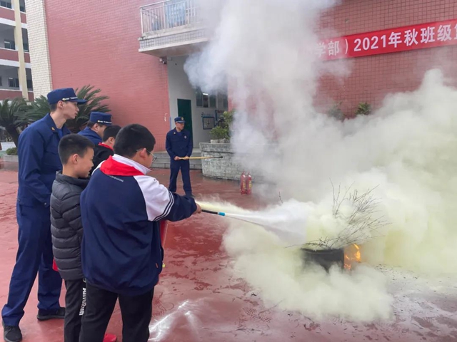 【校园消防安全】防患未然 常抓不懈——泸州十八中消防演练活动(图3) 【校园消防安全】防患未然 常抓不懈——泸州十八中消防演练活动(图3)