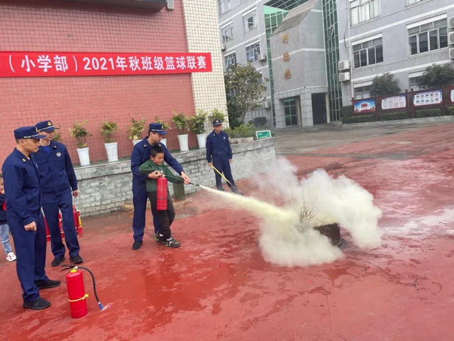 【校园消防安全】防患未然 常抓不懈——泸州十八中消防演练活动(图4) 【校园消防安全】防患未然 常抓不懈——泸州十八中消防演练活动(图4)