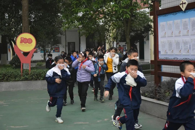 【校园消防安全】防患未然 常抓不懈——泸州十八中消防演练活动(图8) 【校园消防安全】防患未然 常抓不懈——泸州十八中消防演练活动(图8)