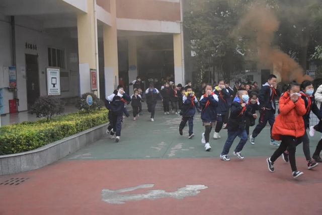 【校园消防安全】防患未然 常抓不懈——泸州十八中消防演练活动(图7) 【校园消防安全】防患未然 常抓不懈——泸州十八中消防演练活动(图7)