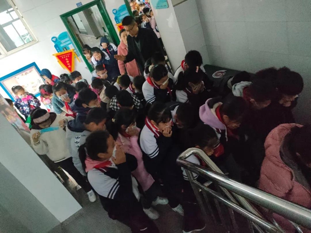 【校园消防安全】防患未然 常抓不懈——泸州十八中消防演练活动(图6) 【校园消防安全】防患未然 常抓不懈——泸州十八中消防演练活动(图6)