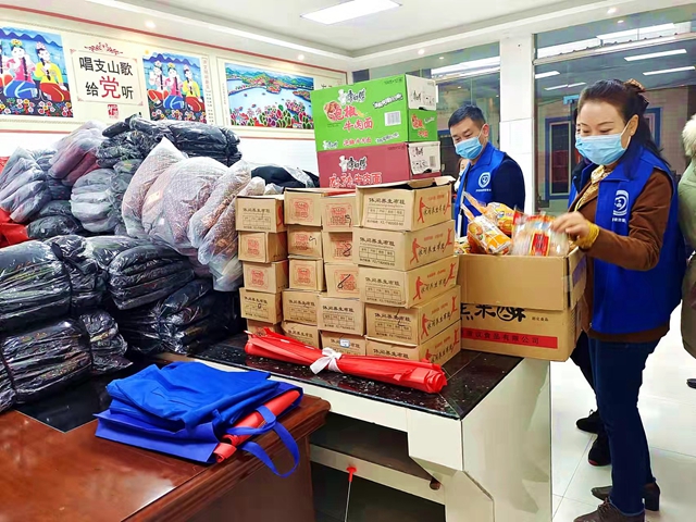 泸州：这一包一物是为他们准备的，遇到了请您打个电话！(图5)