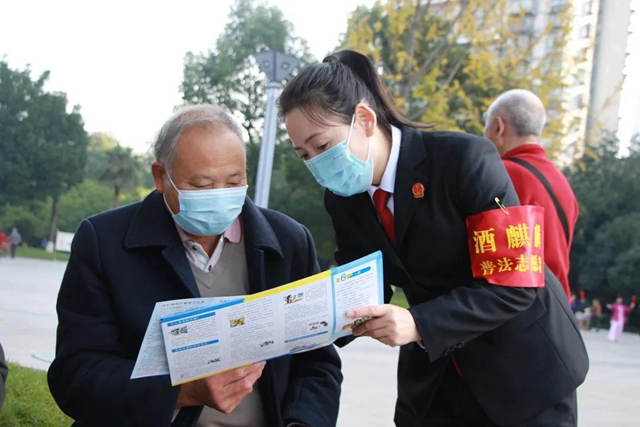 幸福守望者·酒麒麟反电诈 | 江阳法院进公园、商圈，开展反电诈普法宣传活动(图6)