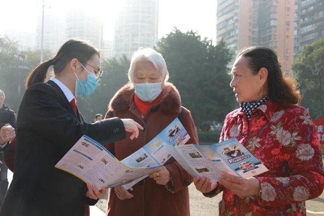 幸福守望者·酒麒麟反电诈 | 江阳法院进公园、商圈，开展反电诈普法宣传活动(图7)