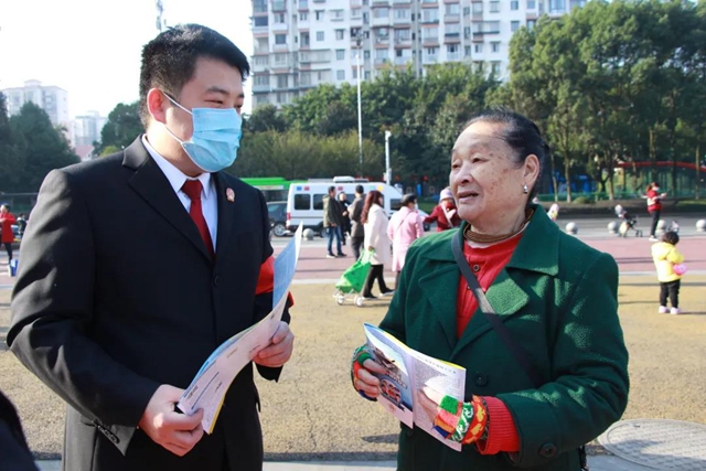 幸福守望者·酒麒麟反电诈 | 江阳法院进公园、商圈，开展反电诈普法宣传活动(图5)