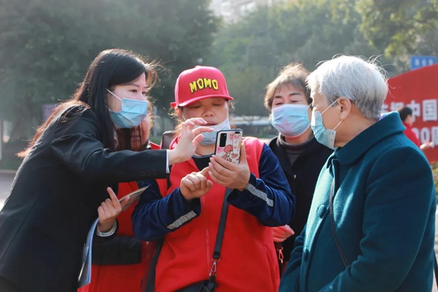 幸福守望者·酒麒麟反电诈 | 江阳法院进公园、商圈，开展反电诈普法宣传活动(图9)