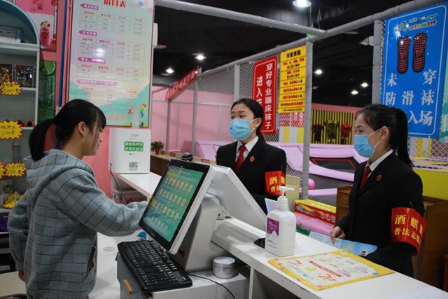 幸福守望者·酒麒麟反电诈 | 江阳法院进公园、商圈，开展反电诈普法宣传活动(图11)