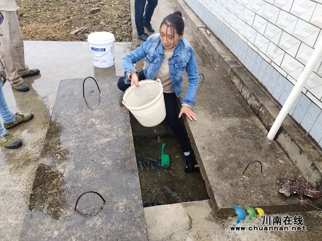 古蔺县马蹄镇：泉水涌上云端，苗寨喝上平价水(图1)