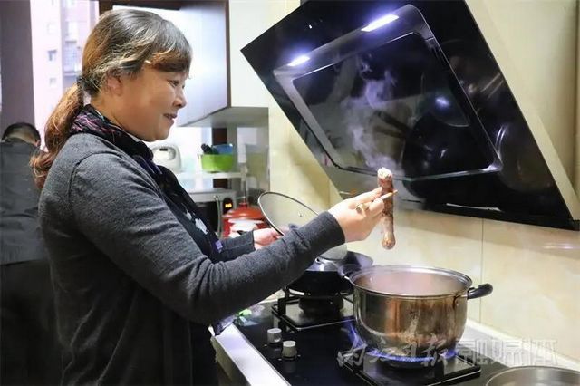 久病床前亲情浓,内江姐姐悉心照顾弟弟20余年(图2) 久病床前亲情浓,内江姐姐悉心照顾弟弟20余年(图2)