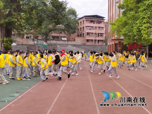 泸县六中开展消防应急疏散演练暨消防知识培训活动(图1)