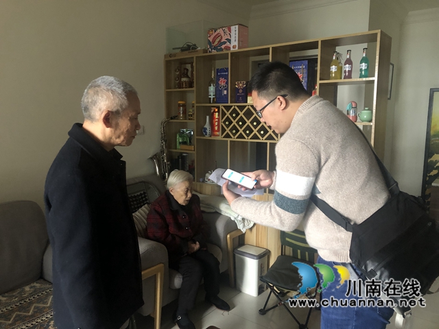 龙马潭区小市街道回龙湾社区入户为老人进行退休认证(图1)