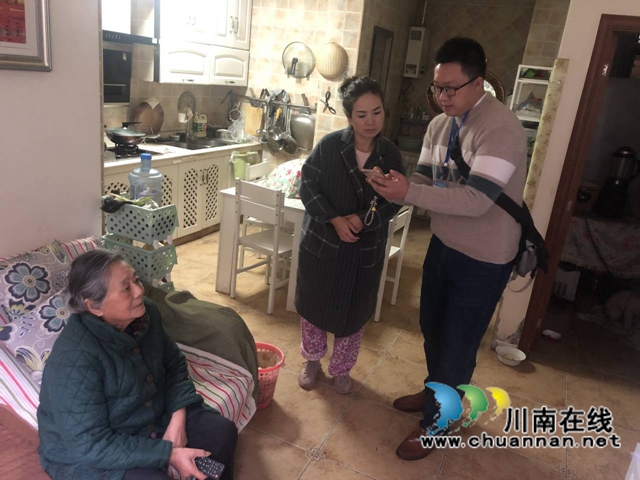 龙马潭区小市街道回龙湾社区入户为老人进行退休认证(图2)