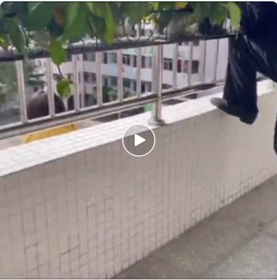 这段视频感动无数内江人！5楼边缘，他飞身扑下抱住轻生女孩——