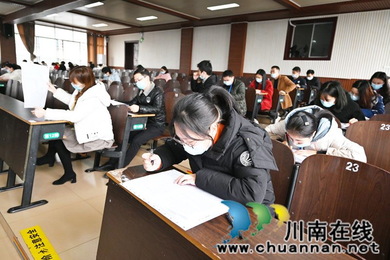 展现专业能力 合江中学进行教师学科素养统一测试(图2)