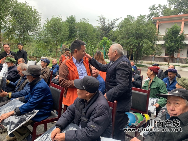 温暖！合江乡贤人士连续六年为敬老院老人送温暖(图1)