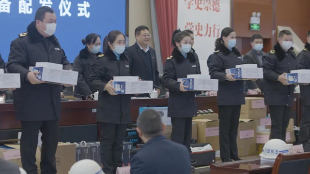 眼花缭乱,众多“执法神器”配发到位,泸州市市场监管局这是要干嘛?(图1) 眼花缭乱,众多“执法神器”配发到位,泸州市市场监管局这是要干嘛?(图1)