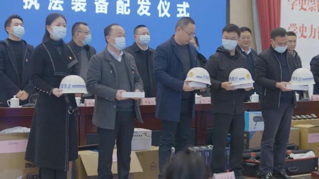 眼花缭乱,众多“执法神器”配发到位,泸州市市场监管局这是要干嘛?(图2) 眼花缭乱,众多“执法神器”配发到位,泸州市市场监管局这是要干嘛?(图2)