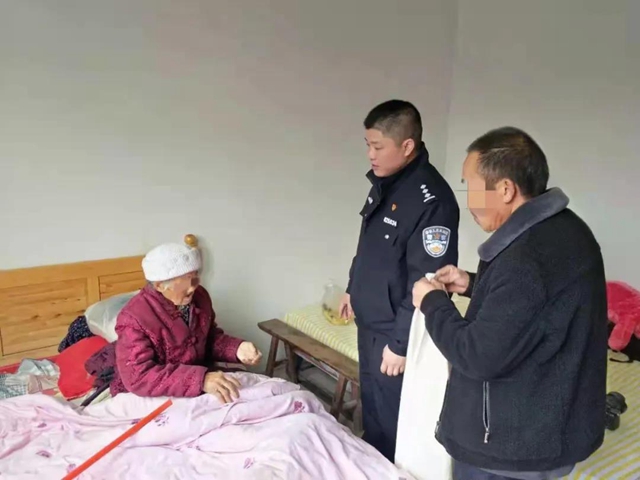暖心！古蔺民警上门为百岁老人办理身份证(图2)