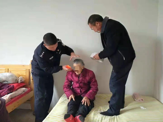 暖心！古蔺民警上门为百岁老人办理身份证(图3)