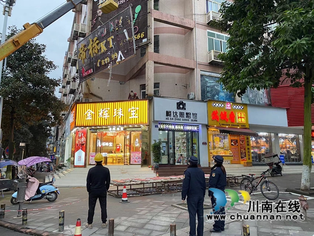 泸县综合行政执法局集中拆除县城区违规户外广告设施(图1)