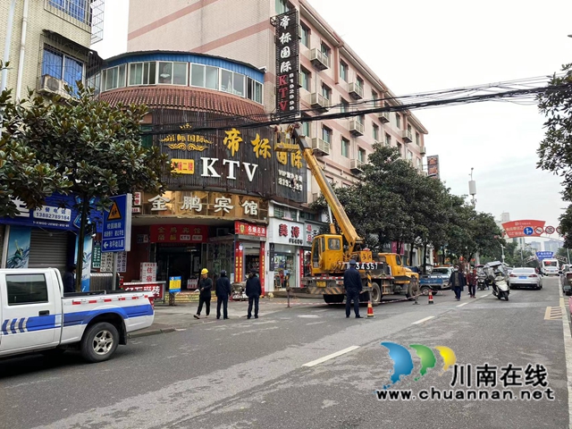 泸县综合行政执法局集中拆除县城区违规户外广告设施(图3)