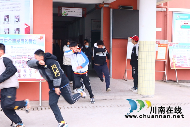 泸县百和中学开展消防应急疏散演练活动(图1)