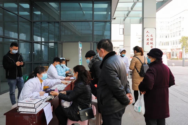 【我为群众办实事】“癌”拼才会赢—合江县中医医院开展肿瘤科义诊活动(图2)