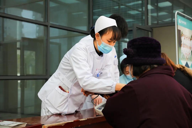 【我为群众办实事】“癌”拼才会赢—合江县中医医院开展肿瘤科义诊活动(图4)