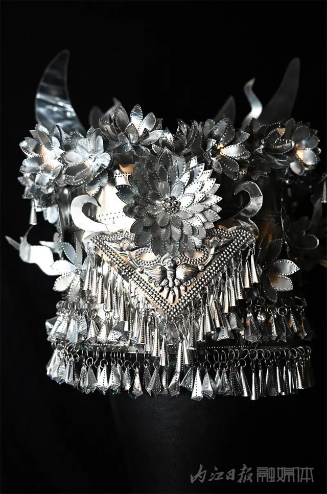 完美复刻，叹为观止！内江学生用易拉罐制作“苗银”头冠(图1)