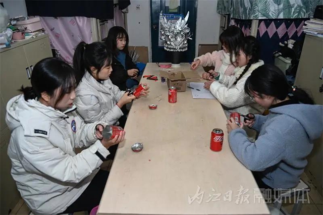 完美复刻，叹为观止！内江学生用易拉罐制作“苗银”头冠(图3)