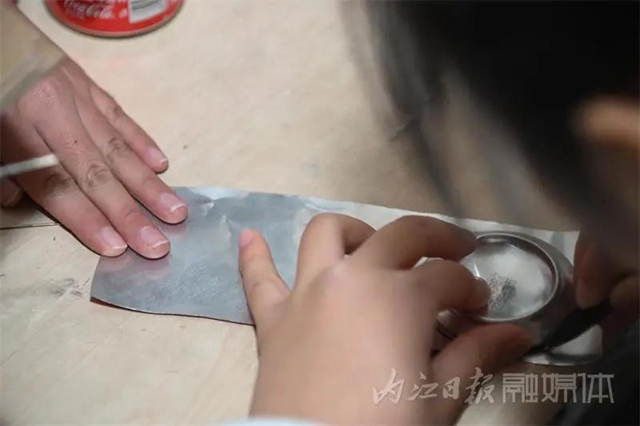 完美复刻，叹为观止！内江学生用易拉罐制作“苗银”头冠(图5)