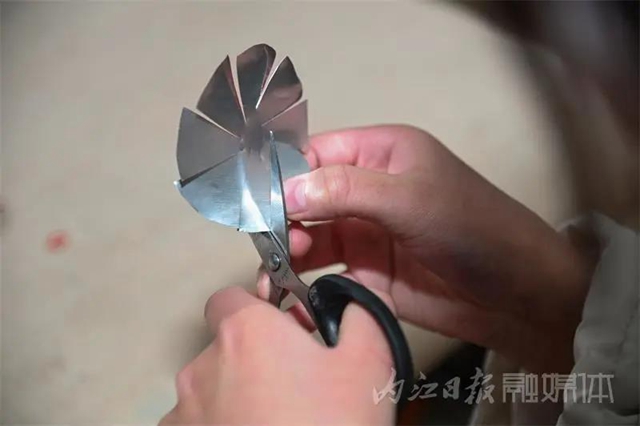 完美复刻，叹为观止！内江学生用易拉罐制作“苗银”头冠(图6)