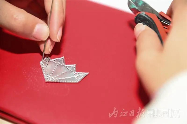 完美复刻，叹为观止！内江学生用易拉罐制作“苗银”头冠(图7)