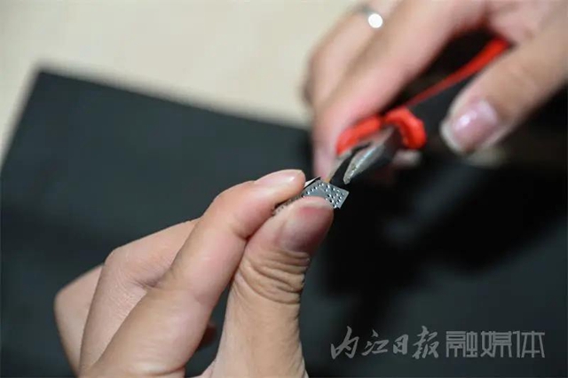 完美复刻，叹为观止！内江学生用易拉罐制作“苗银”头冠(图8)