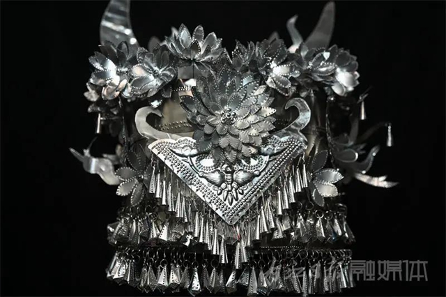 完美复刻，叹为观止！内江学生用易拉罐制作“苗银”头冠(图11)