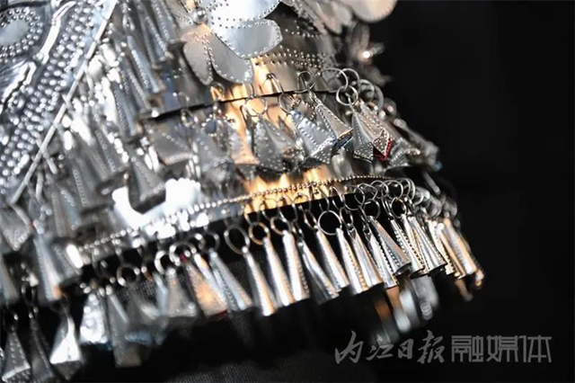 完美复刻，叹为观止！内江学生用易拉罐制作“苗银”头冠(图14)