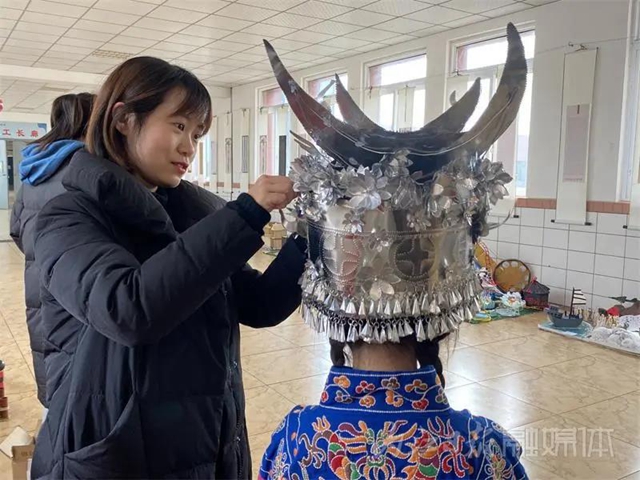 完美复刻，叹为观止！内江学生用易拉罐制作“苗银”头冠(图15)