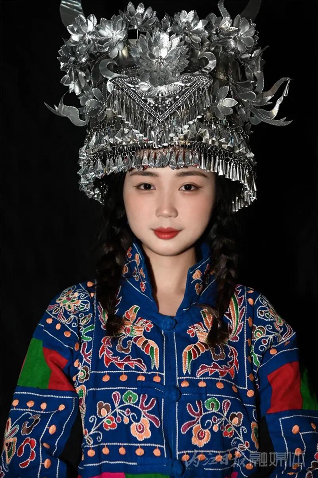 完美复刻，叹为观止！内江学生用易拉罐制作“苗银”头冠(图16)