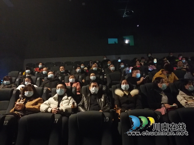 龙马潭区红星街道双桂社区开展“观看爱国电影  弘扬爱国精神”主题党日活动(图2)